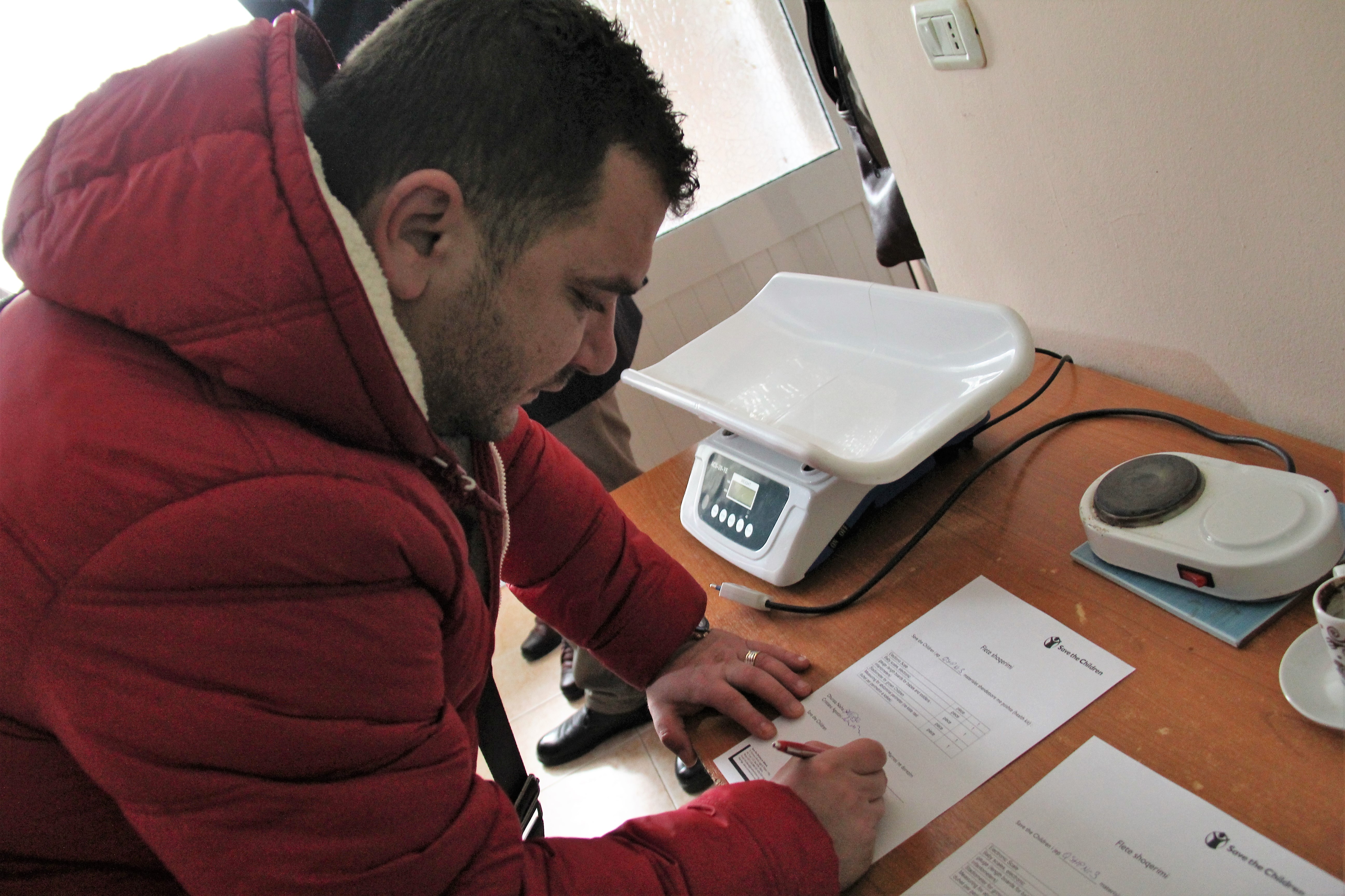 Distribuzione di un set di attrezzature sanitarie ai 37 centri di salute pubblica in Elbasan e Korce. Firma della ricezione.
